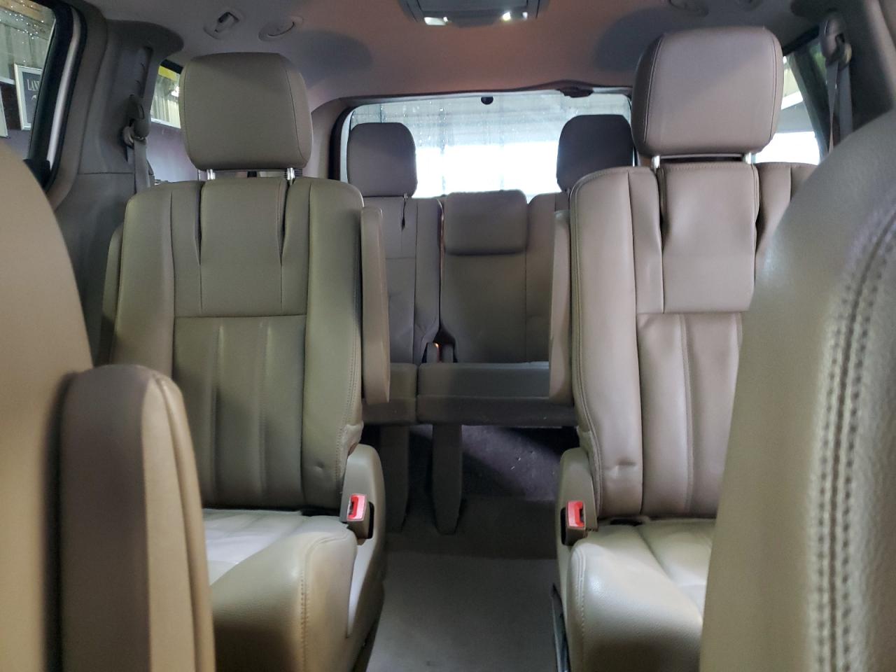 2016 Chrysler Town & Country - Image 10