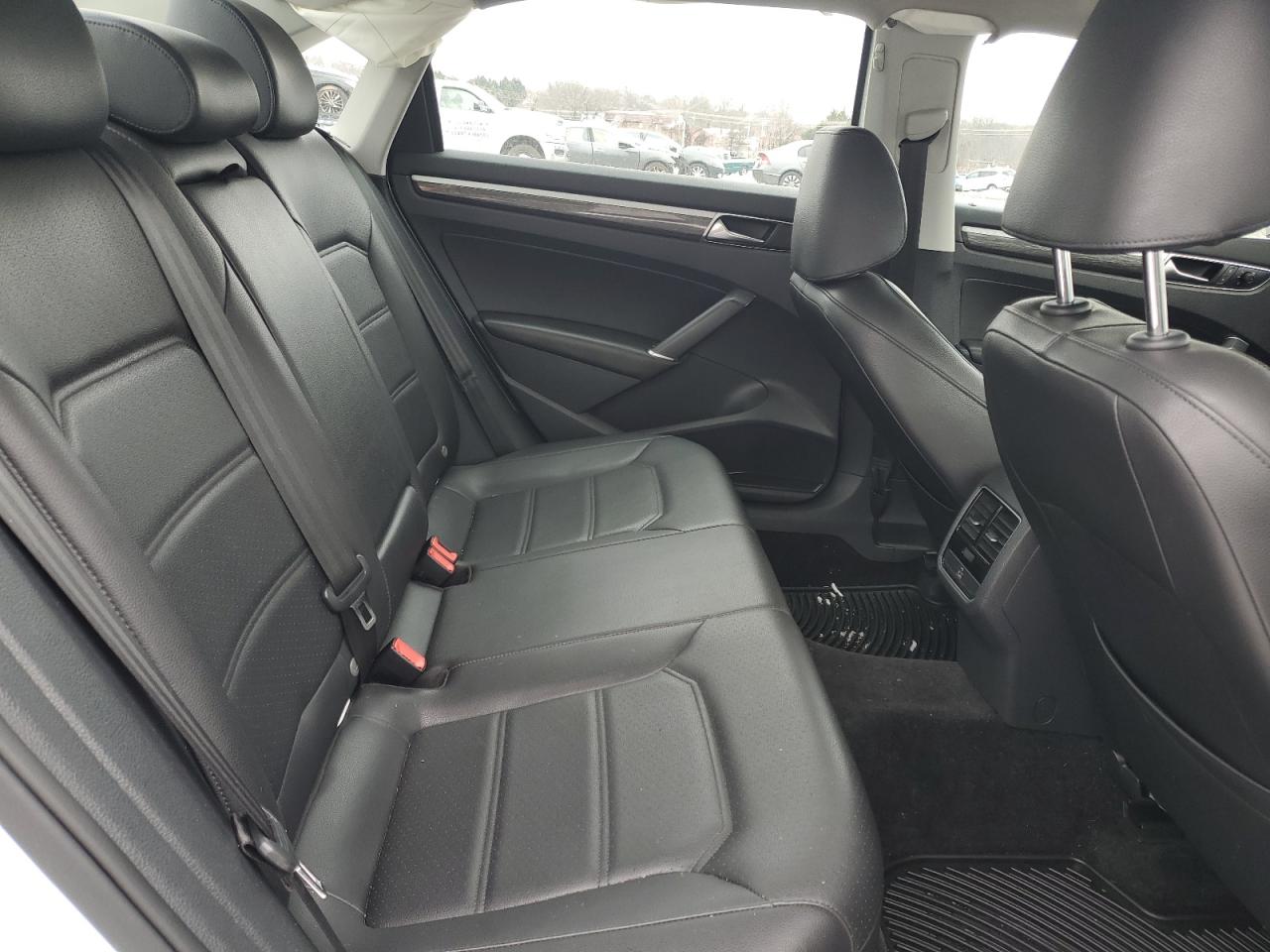 2018 Volkswagen Passat - Image 10