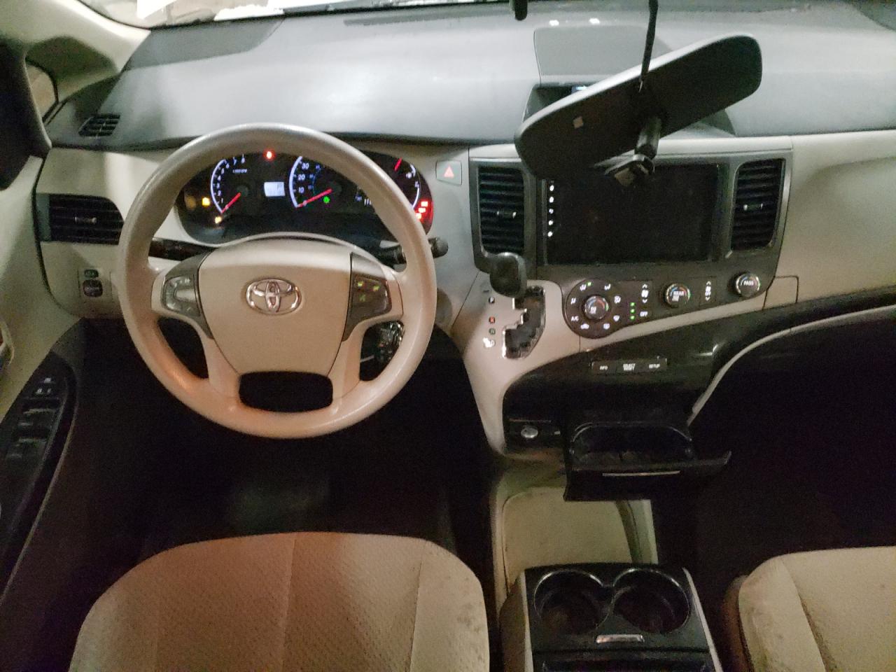 2011 Toyota Sienna - Image 8