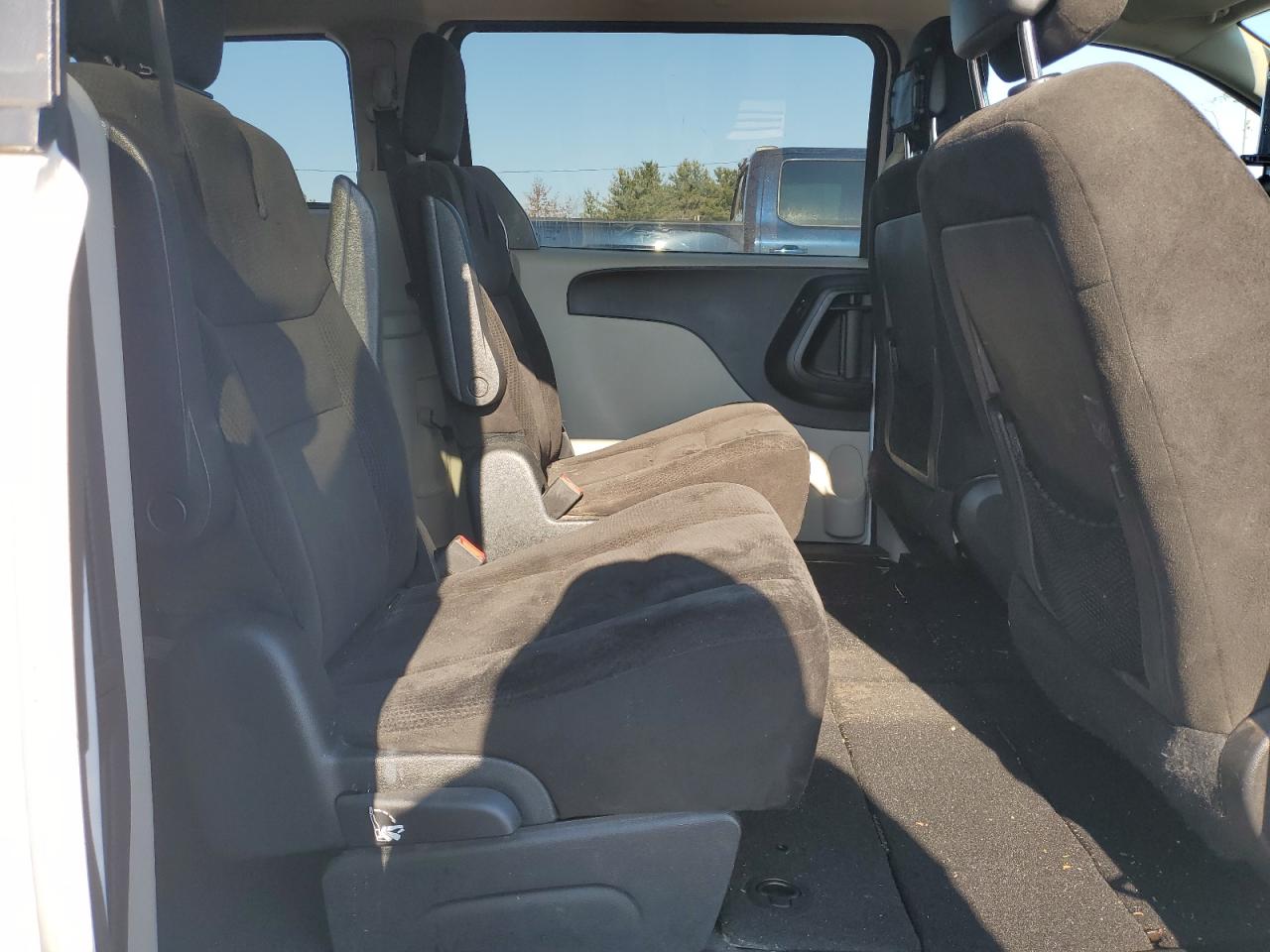 2016 Dodge Caravan - Image 11
