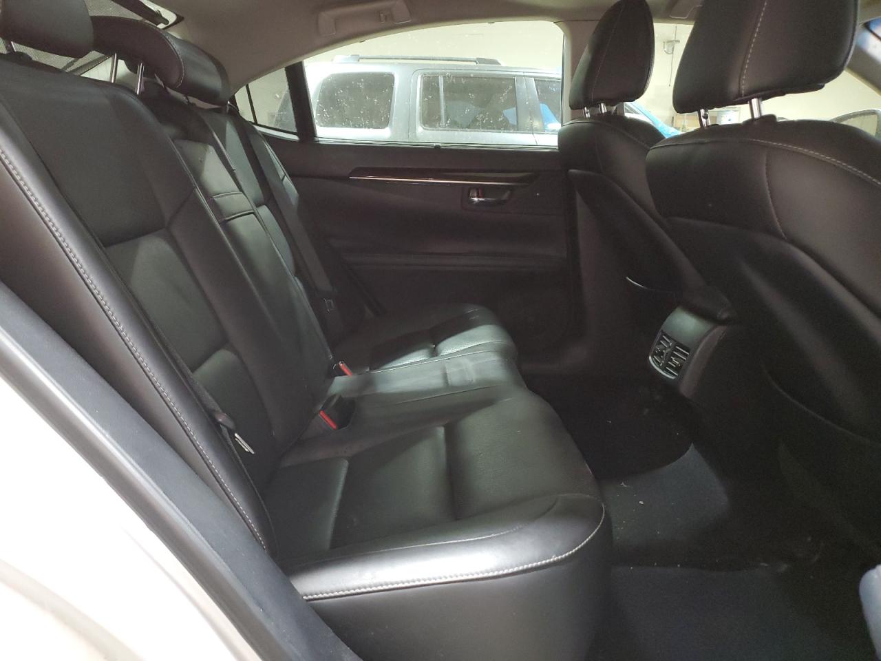 2015 Lexus ES - Image 10