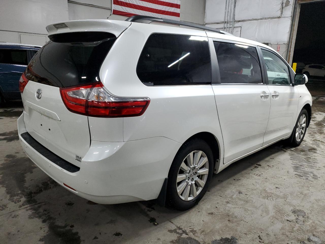 2017 Toyota Sienna - Image 3