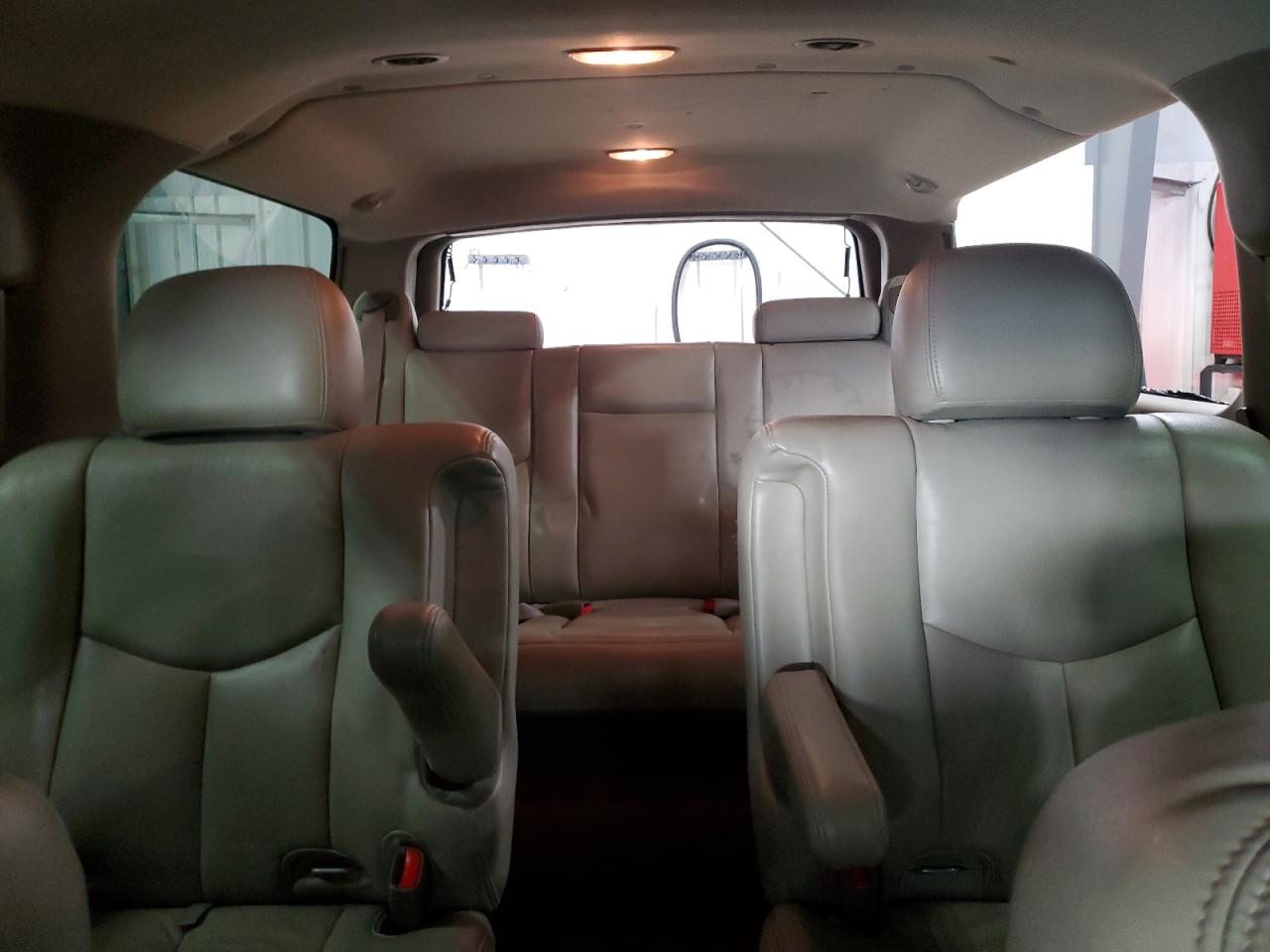 2005 Chevrolet Suburban - Image 10