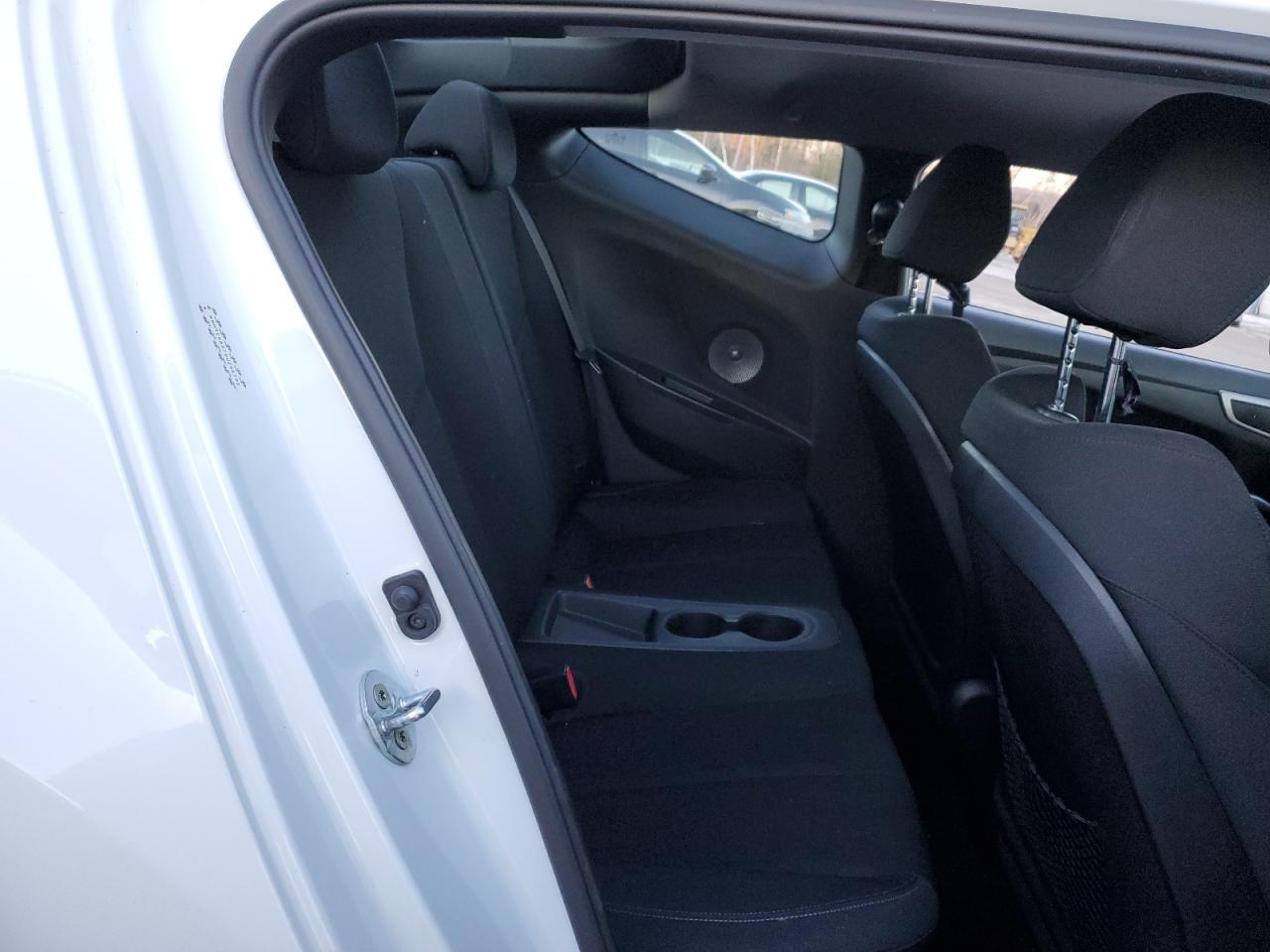 2016 Hyundai Veloster - Image 10