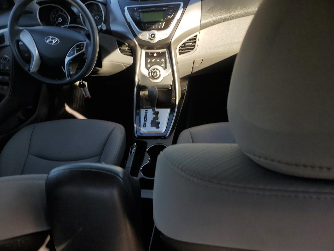 2012 Hyundai Elantra - Image 8
