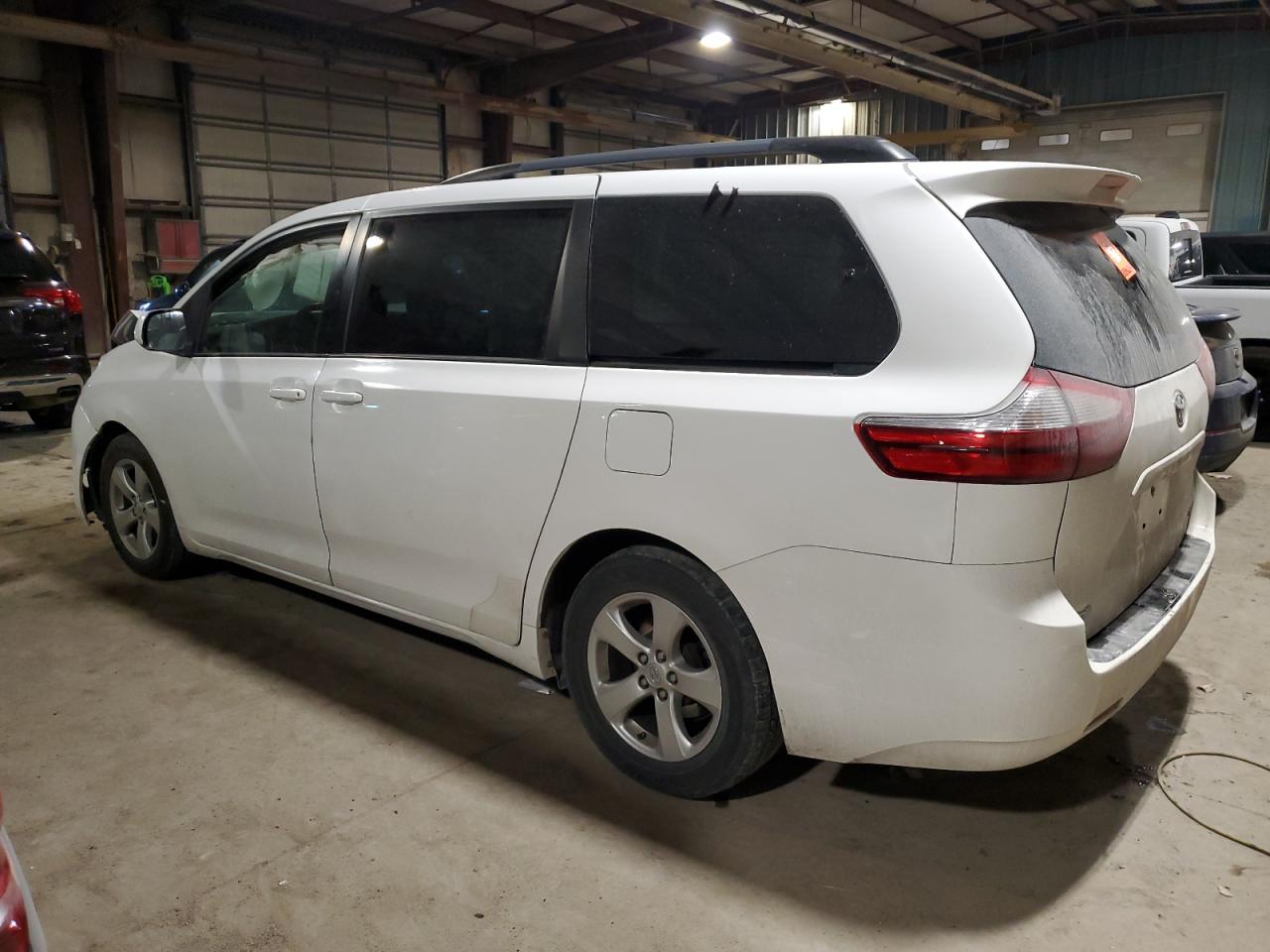 2015 Toyota Sienna - Image 2