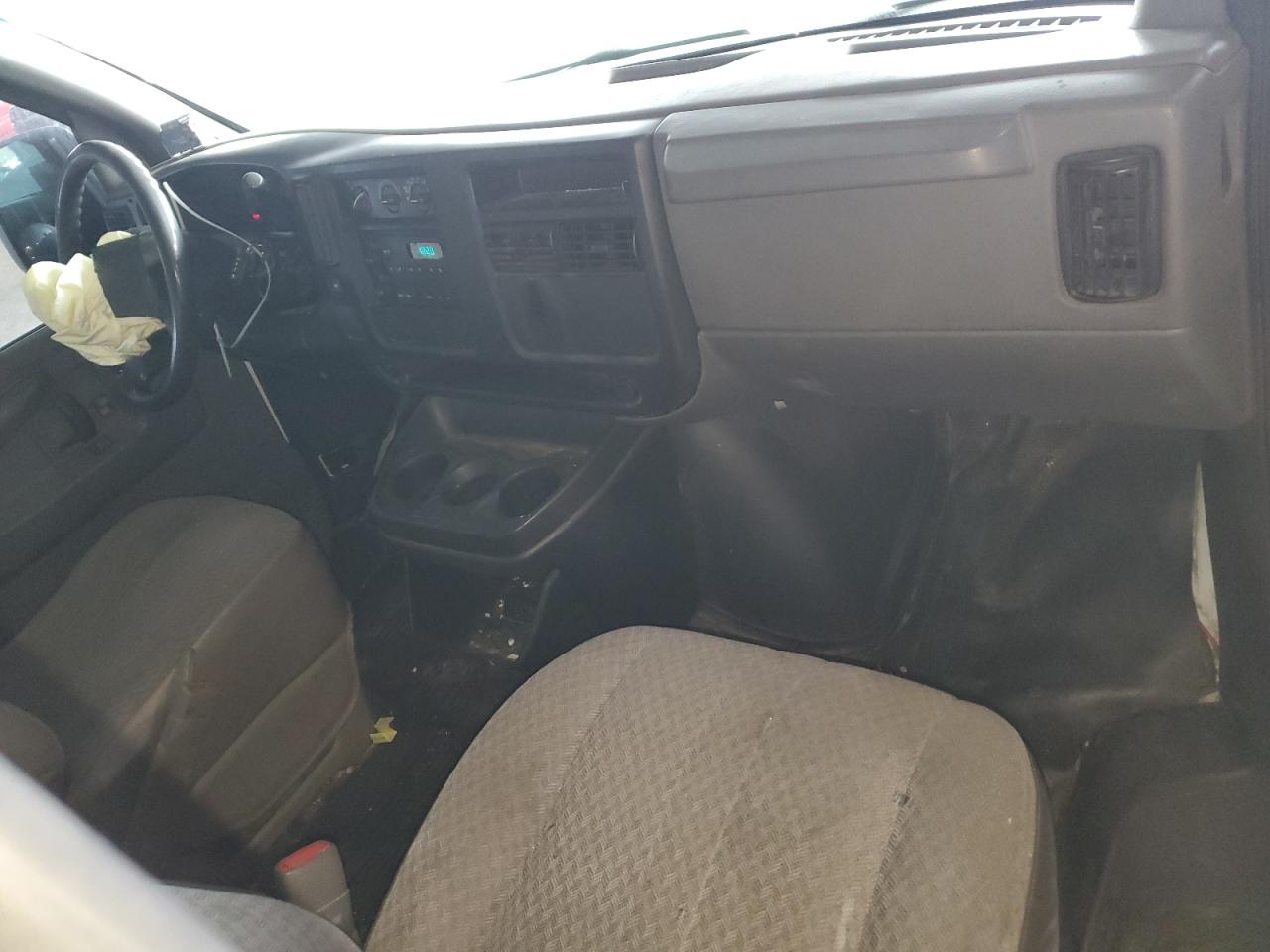 2004 GMC Savana - Image 8