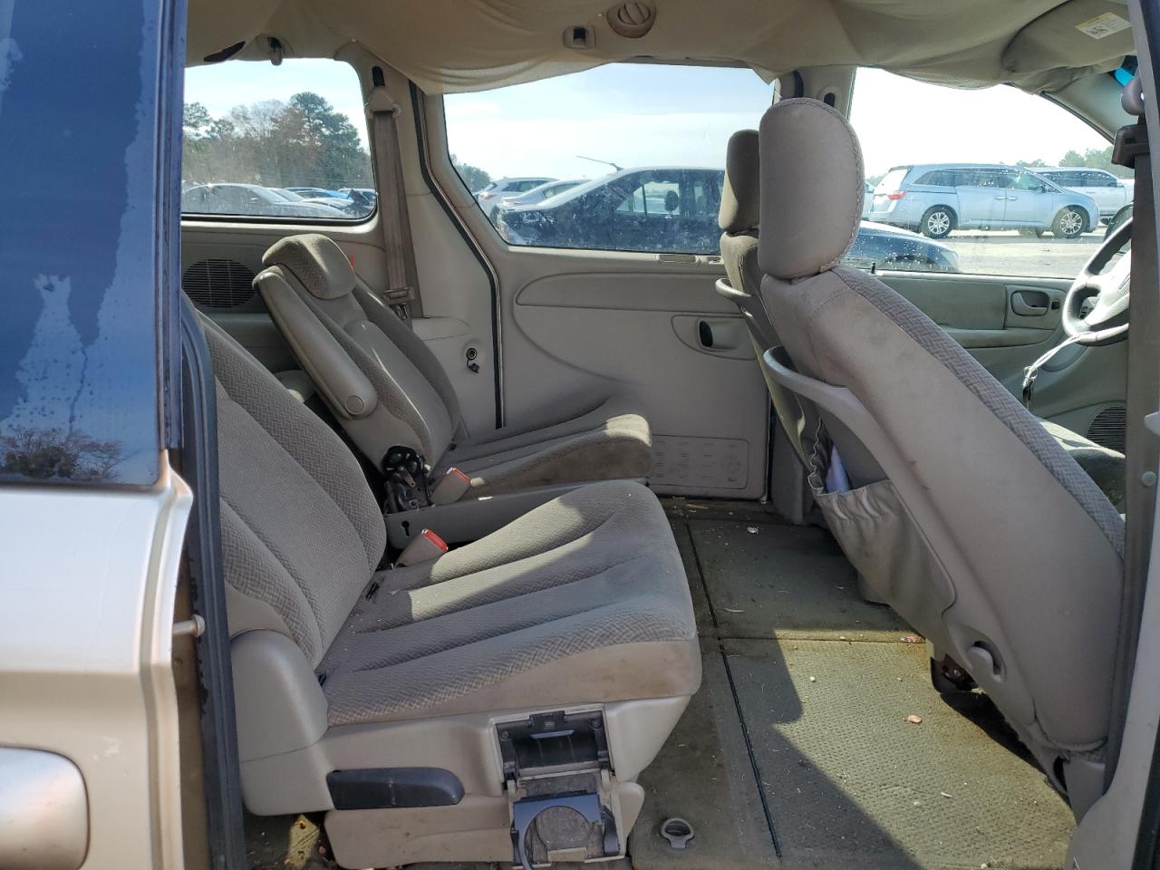 2005 Chrysler Town & Country - Image 11