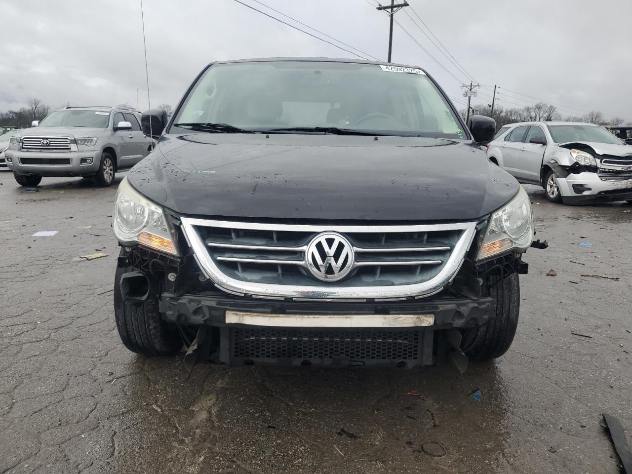 2012 Volkswagen Routan - Image 5