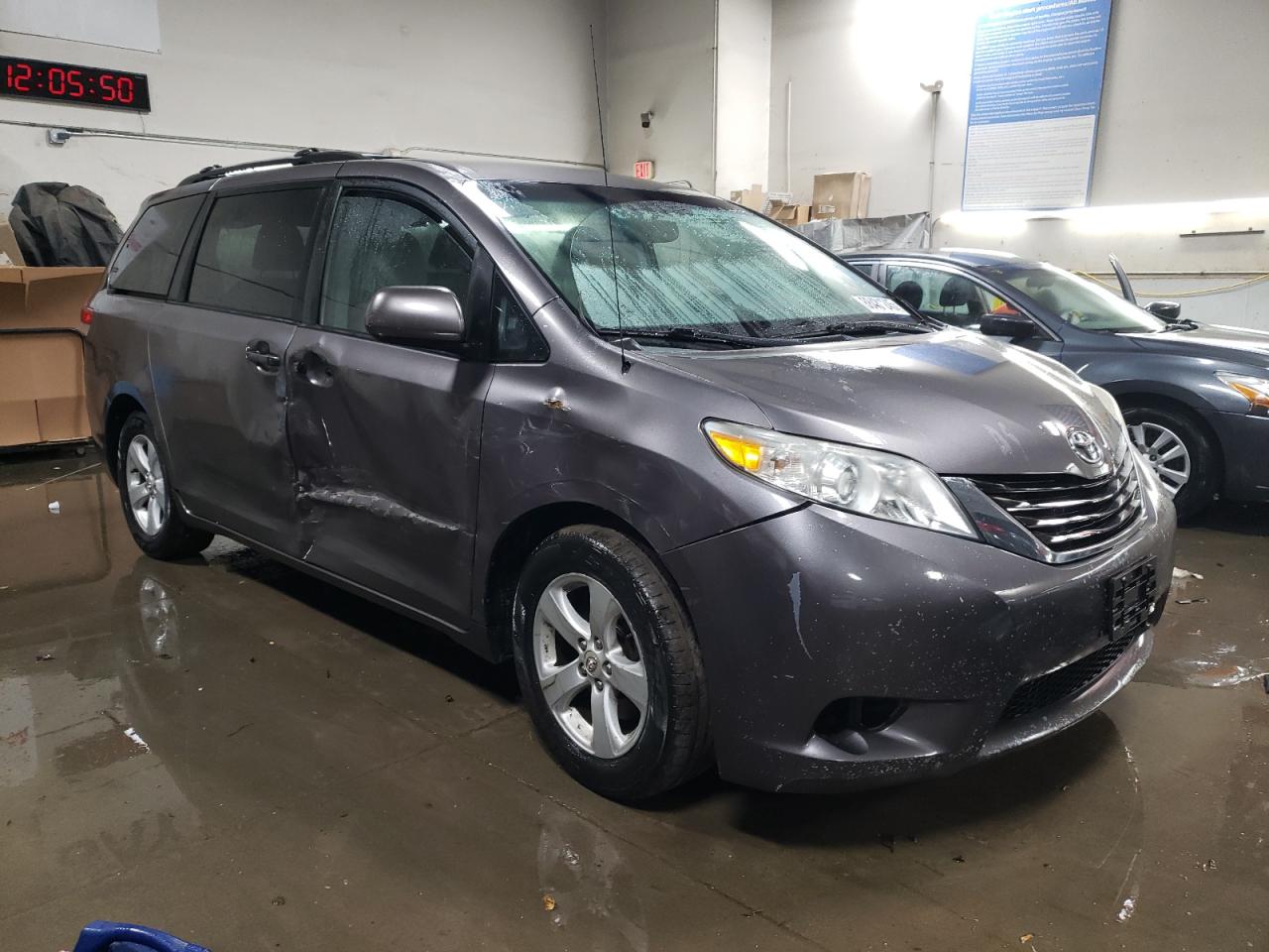 2013 Toyota Sienna - Image 4