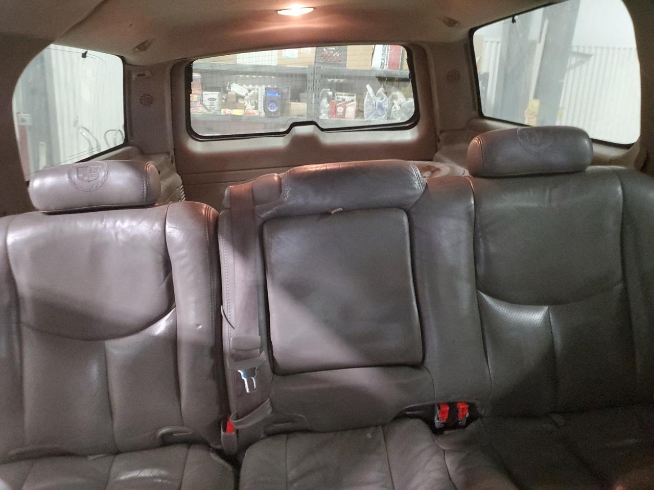 2004 Cadillac Escalade - Image 10