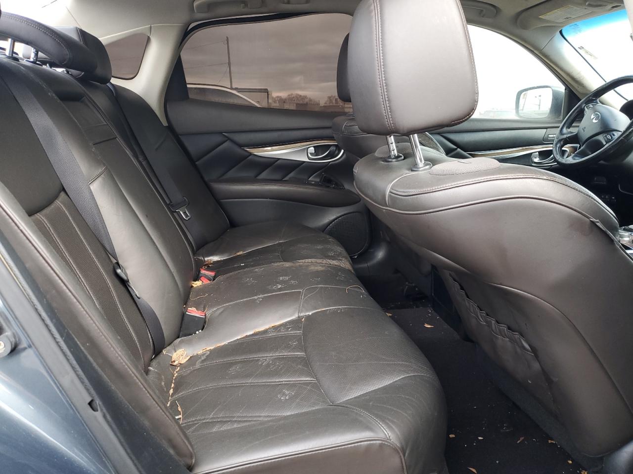2011 Infiniti M - Image 10