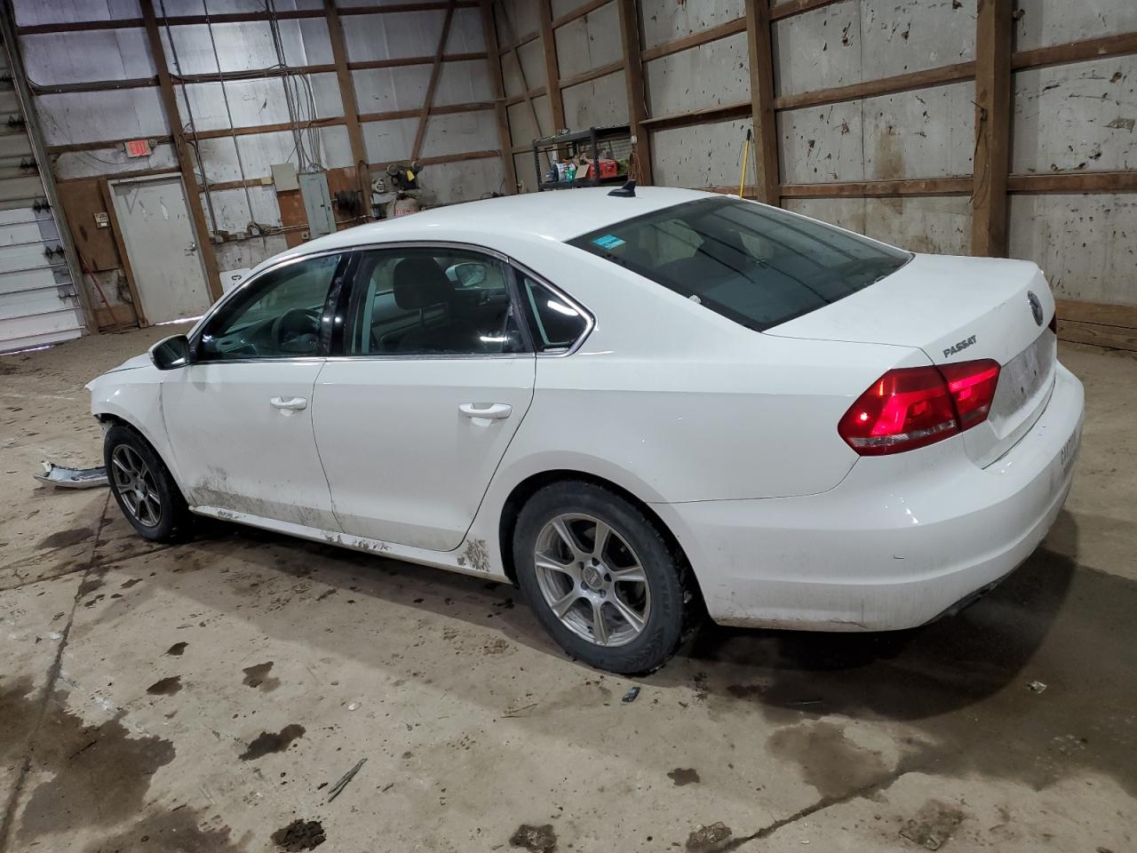 2014 Volkswagen Passat - Image 2