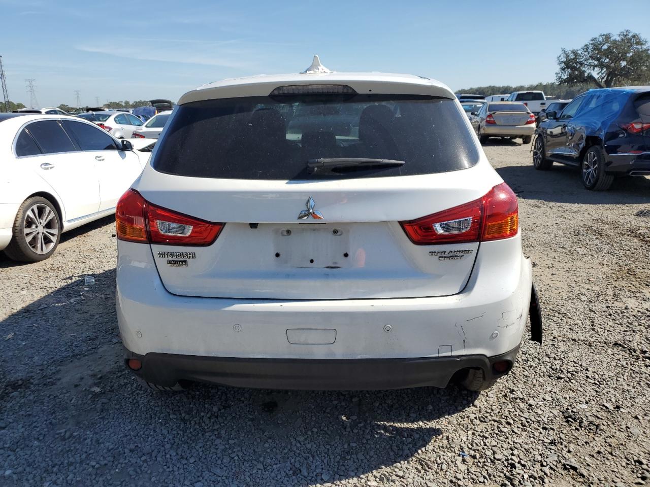 2017 Mitsubishi Outlander - Image 6