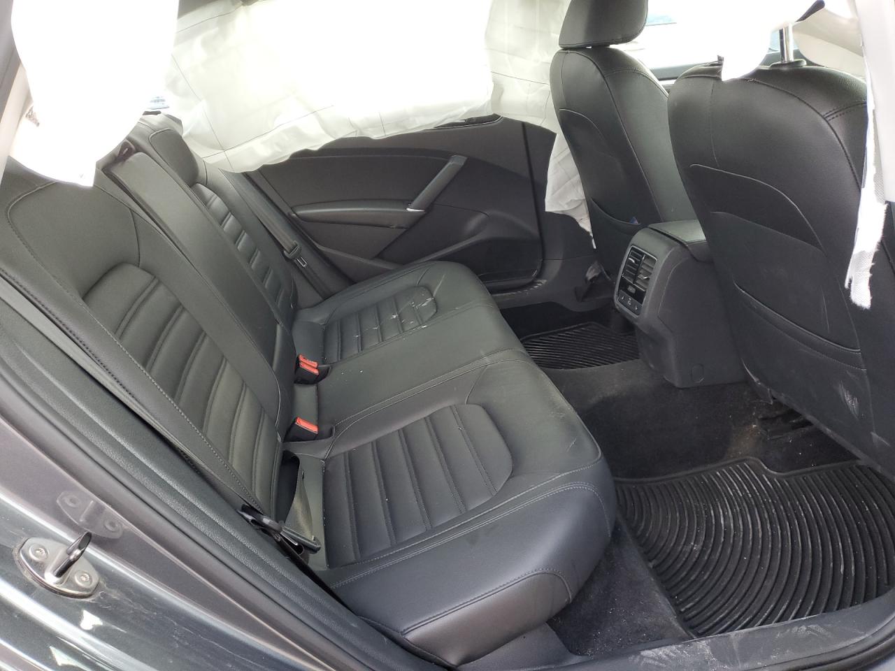 2017 Volkswagen Passat - Image 10