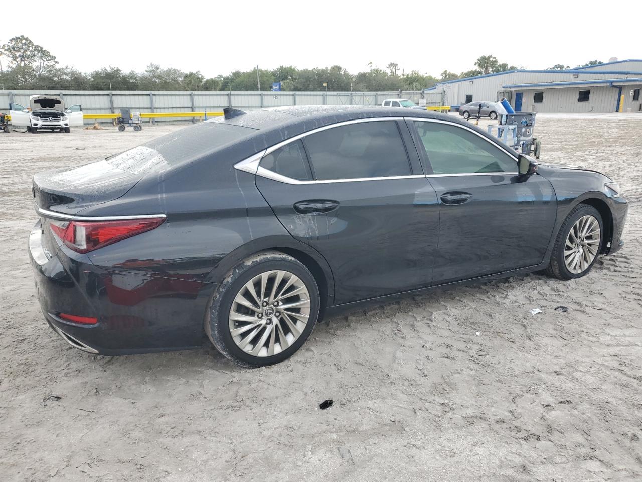 2019 Lexus ES - Image 3