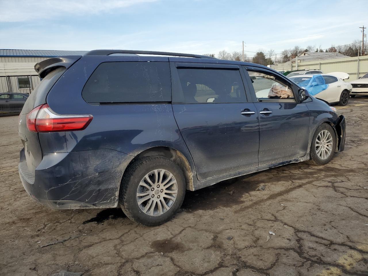 2020 Toyota Sienna - Image 3