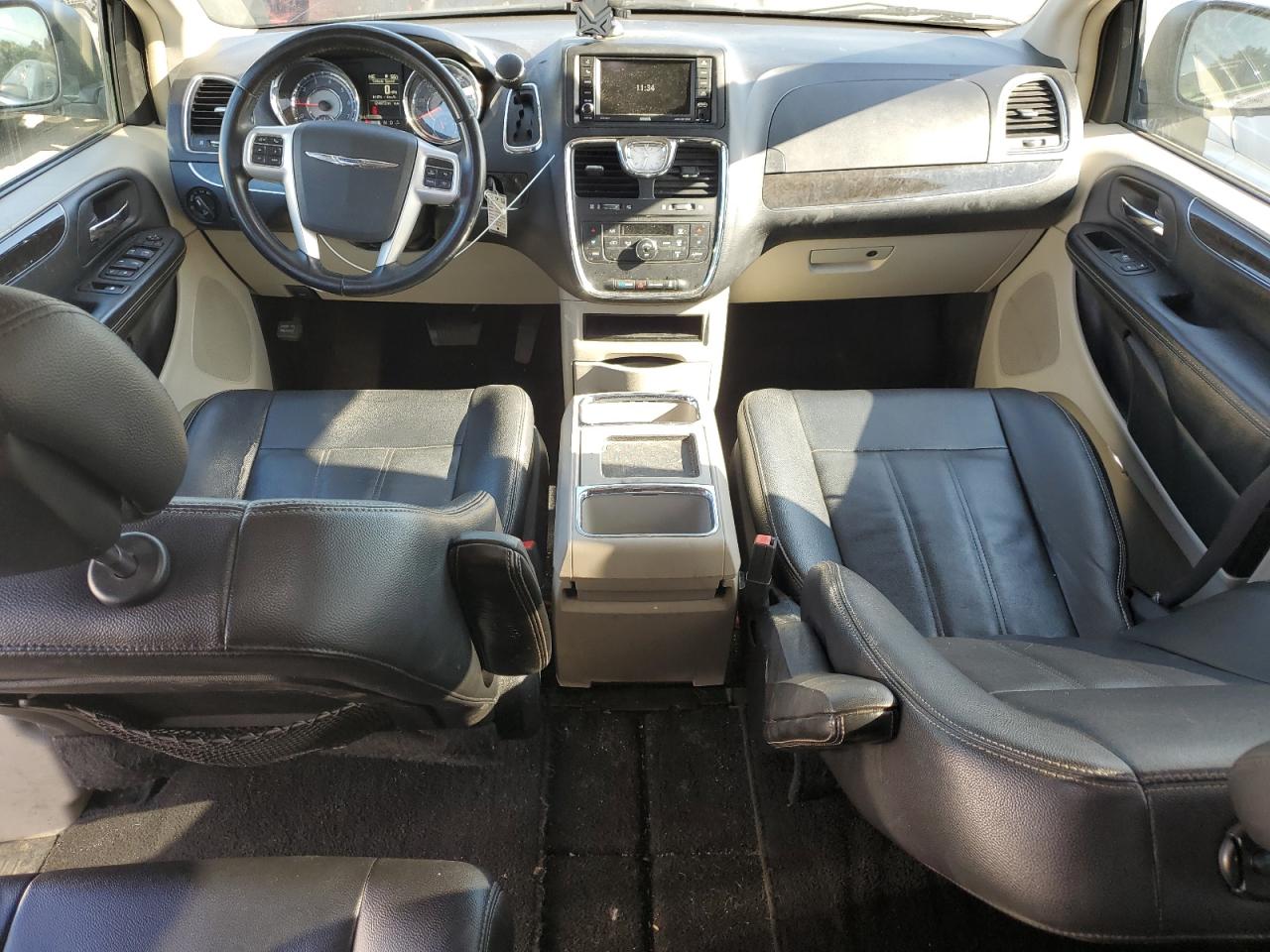 2016 Chrysler Town & Country - Image 8