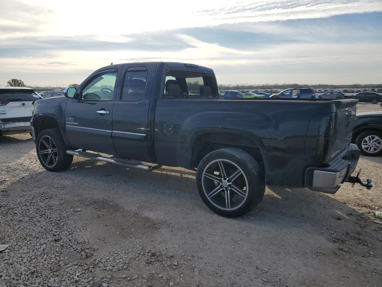 2013 GMC Sierra - Image 2