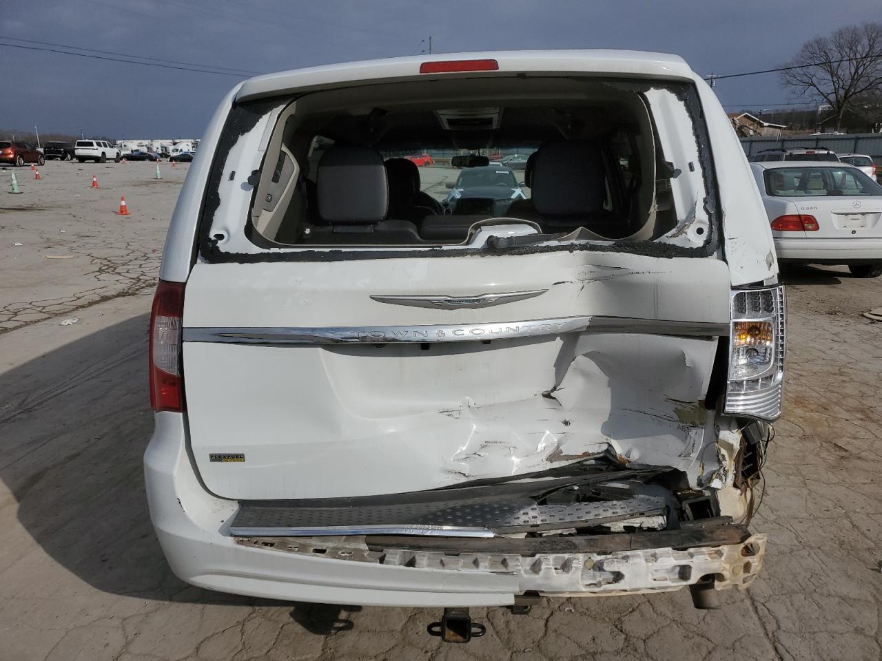 2016 Chrysler Town & Country - Image 6