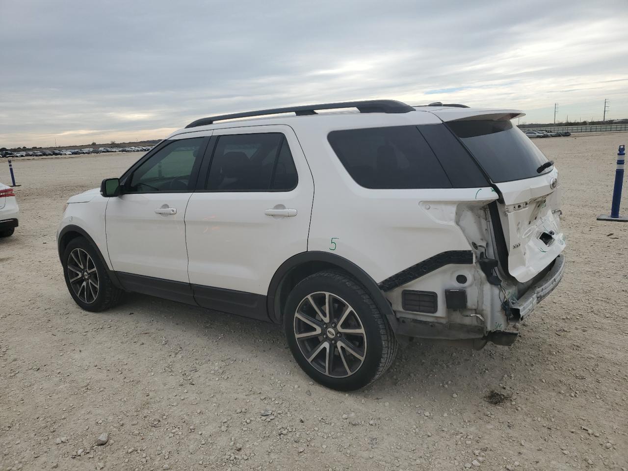 2015 Ford Explorer - Image 2