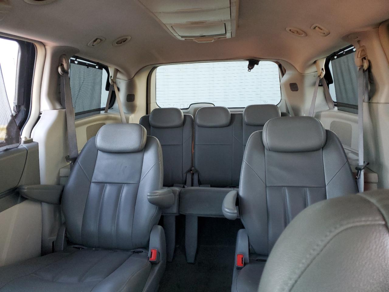 2008 Chrysler Town & Country - Image 10
