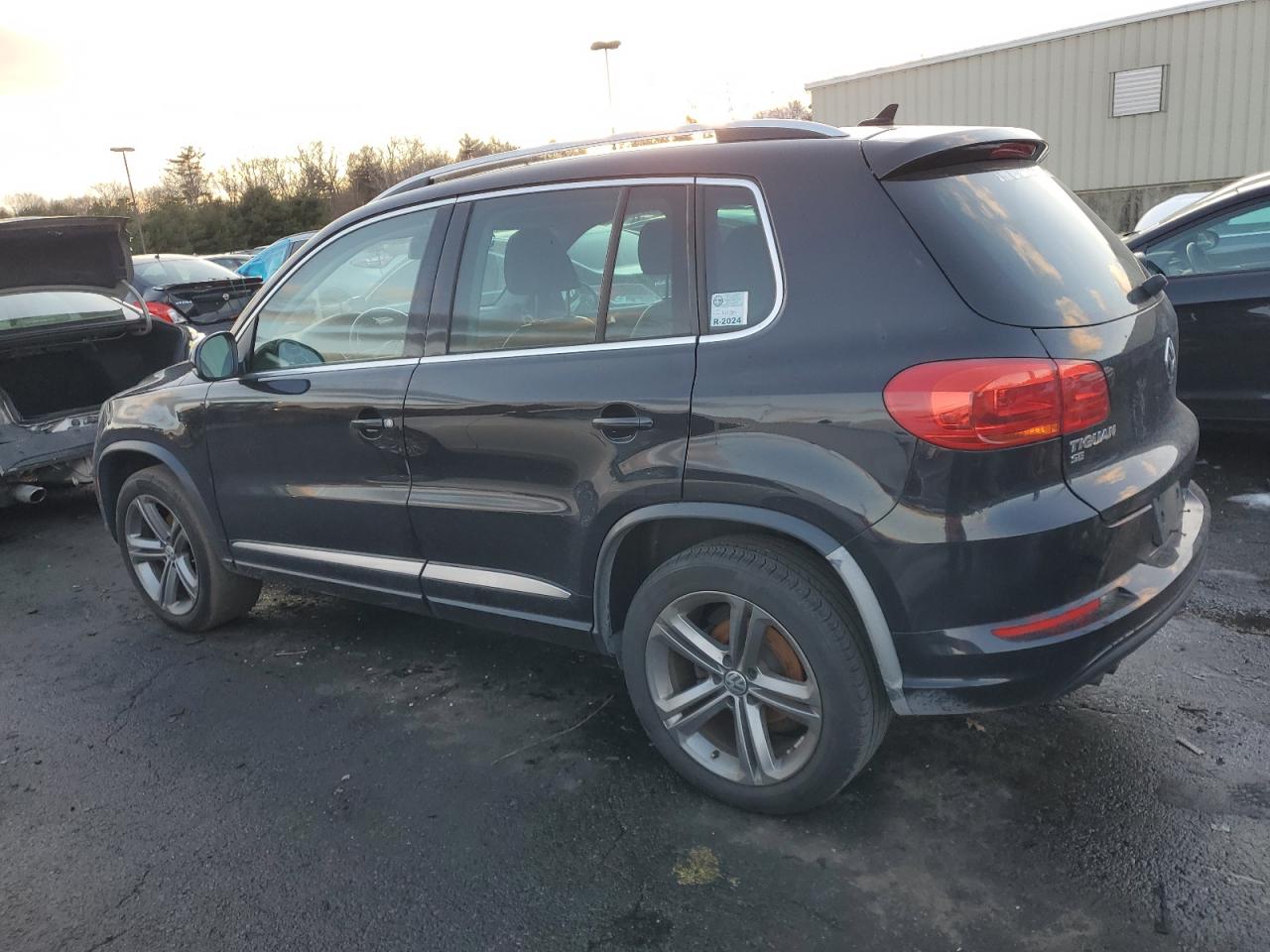 2017 Volkswagen Tiguan - Image 2