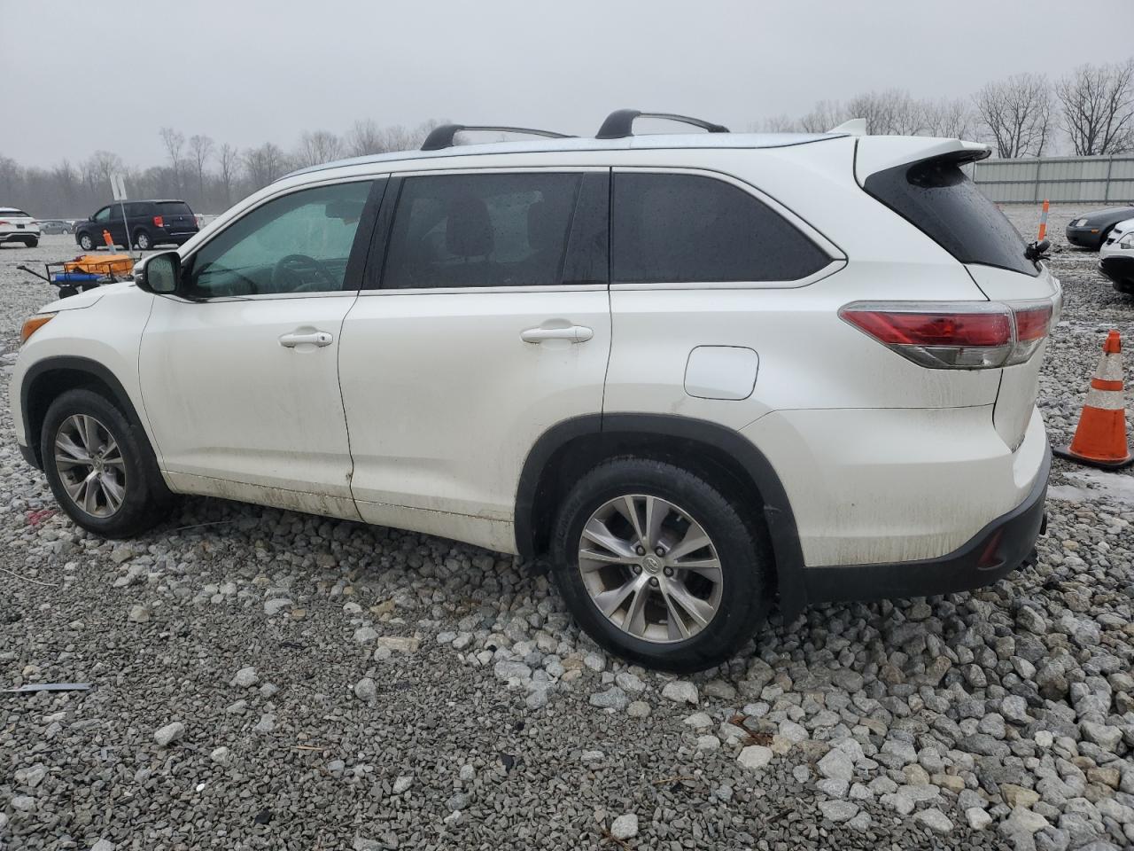 2015 Toyota Highlander - Image 2
