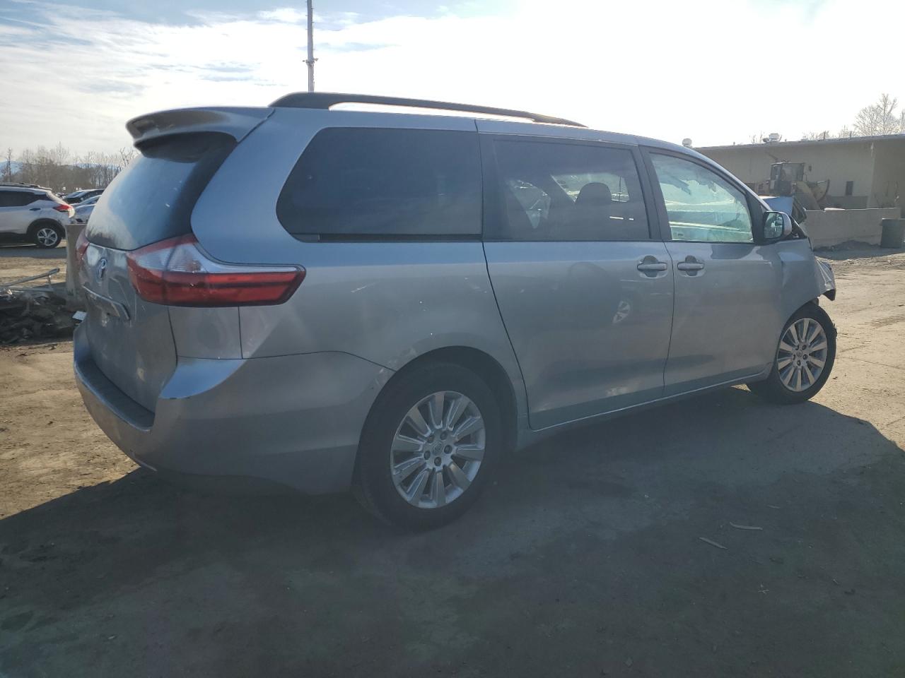2015 Toyota Sienna - Image 3