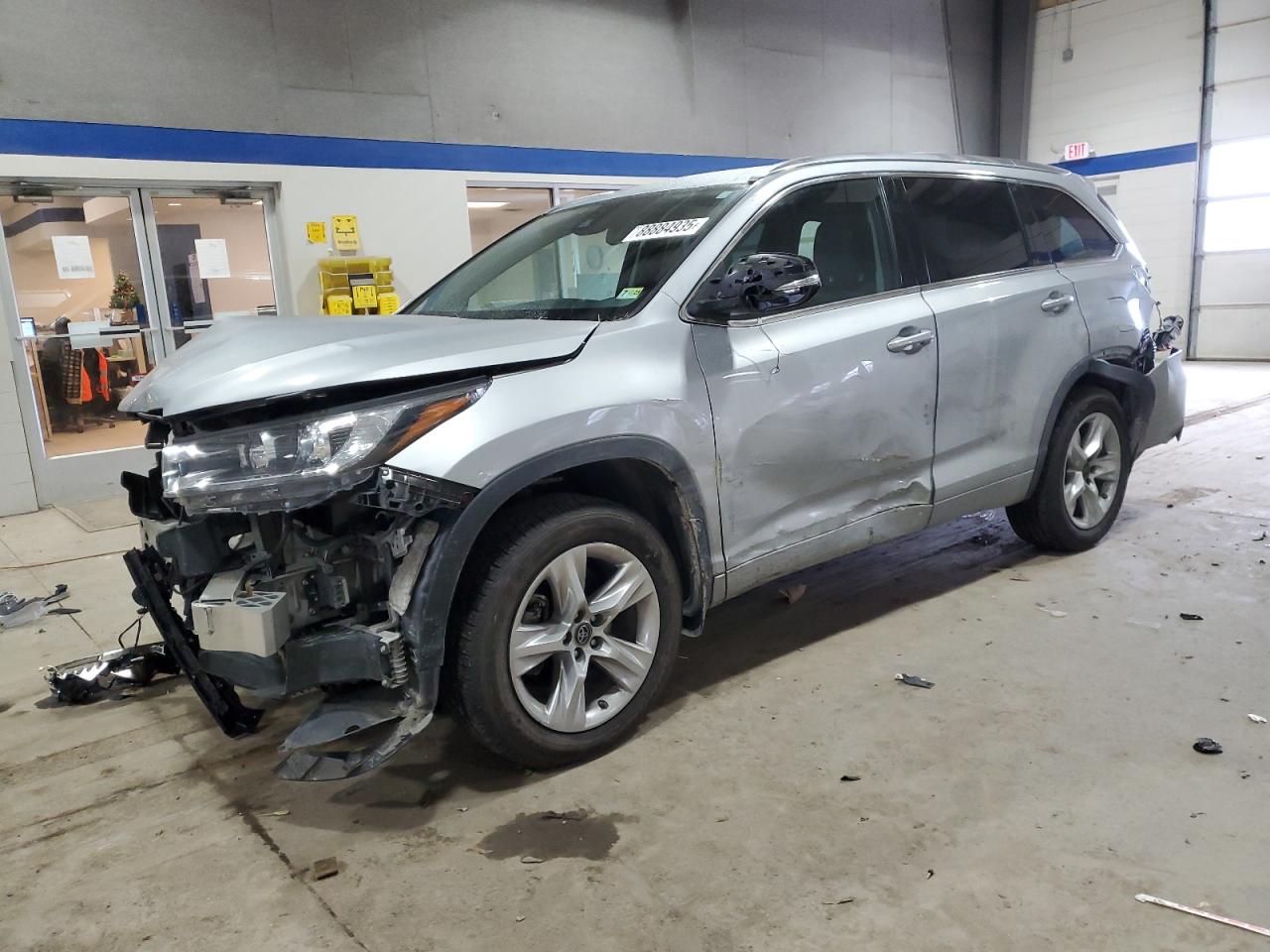 2017 Toyota Highlander - Image 1
