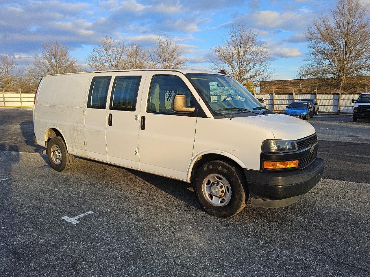 VIN 1GCWGBFG9J1203728 2018 CHEVROLET EXPRESS no.4