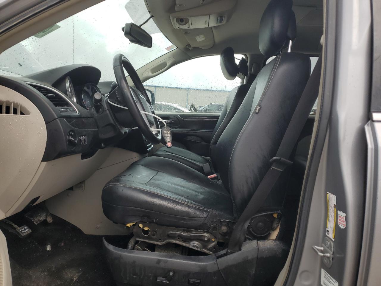 2014 Chrysler Town & Country - Image 7