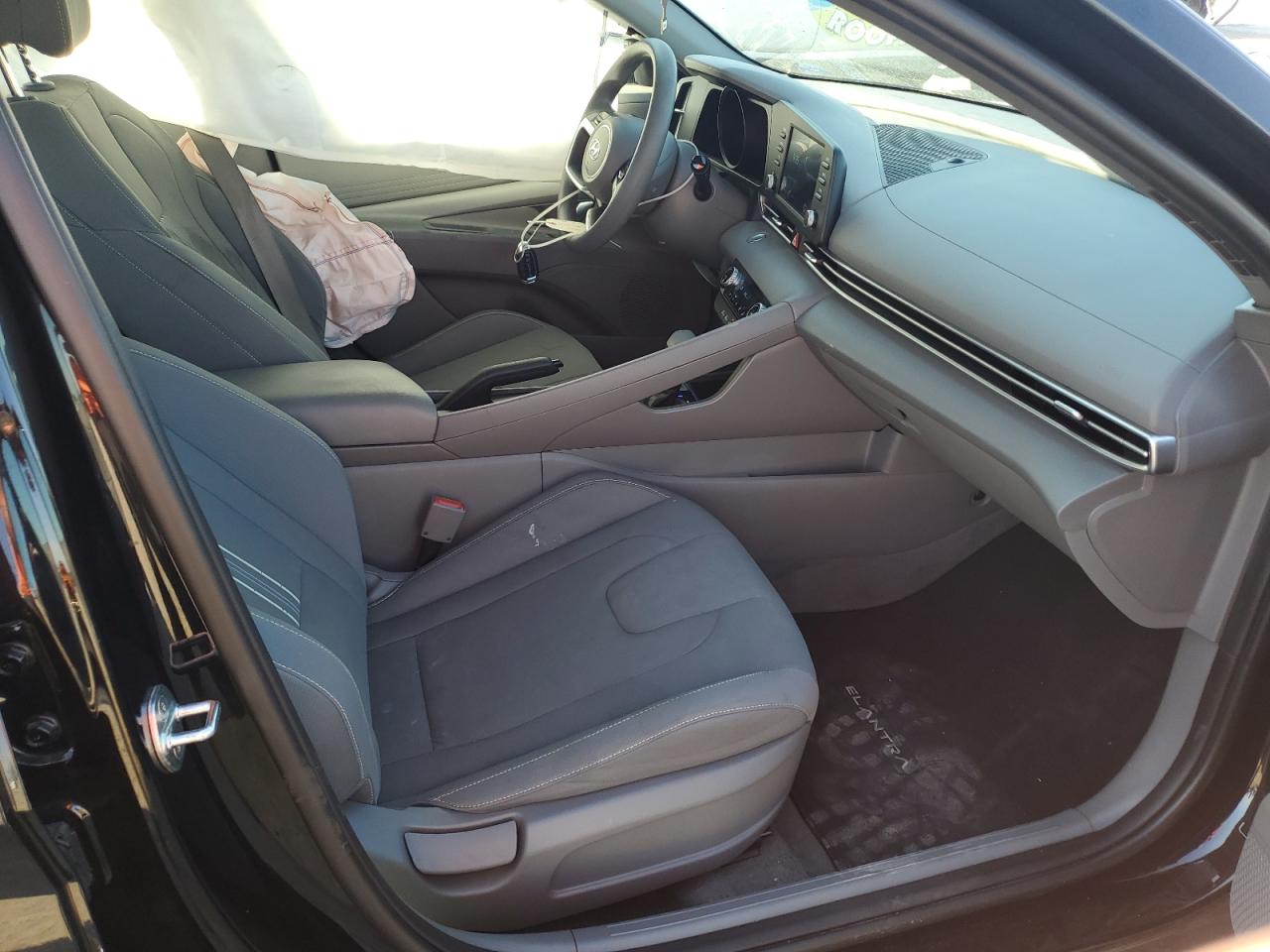 2022 Hyundai Elantra - Image 7