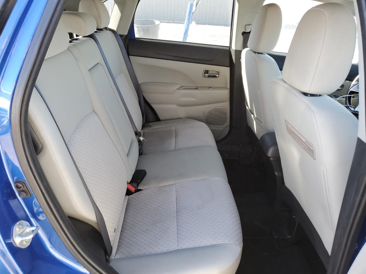 2016 Mitsubishi Outlander - Image 11