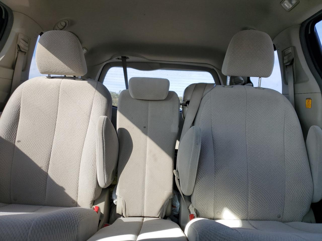 2011 Toyota Sienna - Image 10
