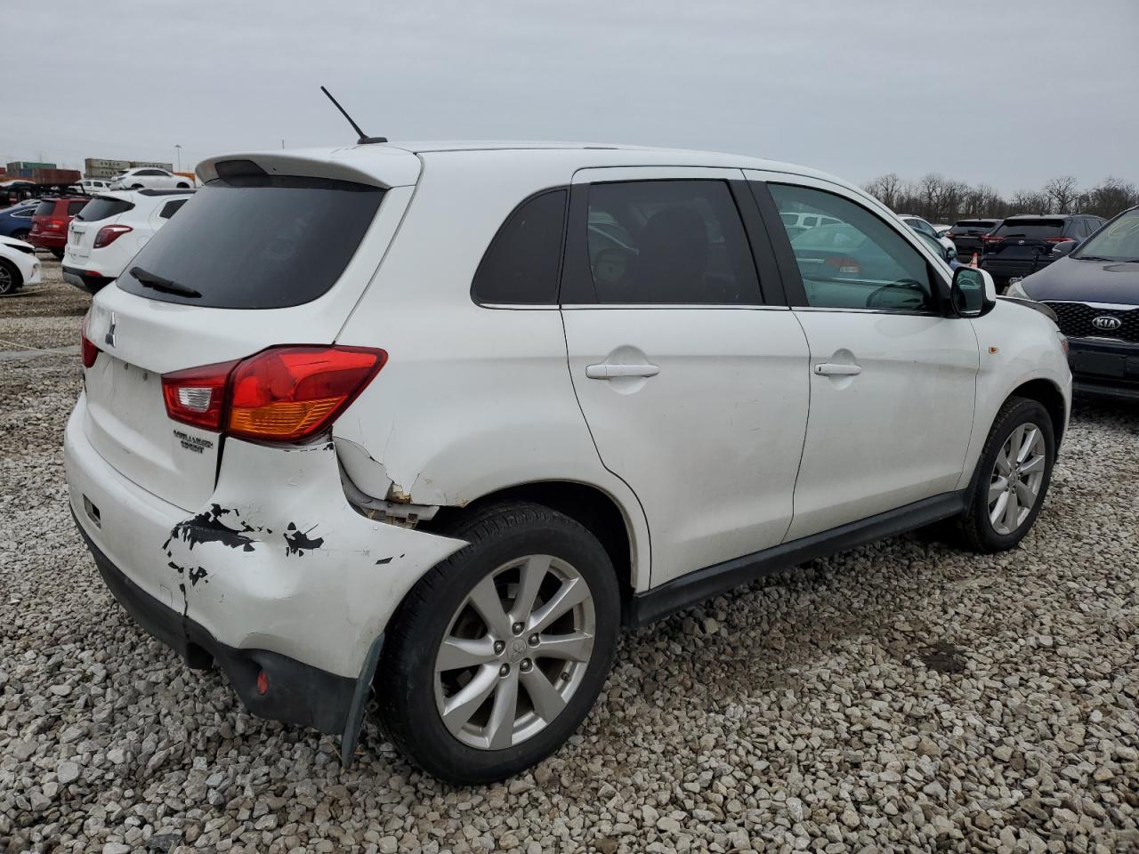 2015 Mitsubishi Outlander - Image 3