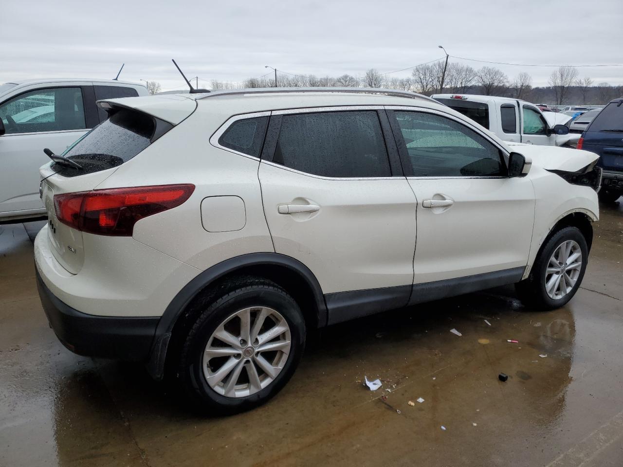 2017 Nissan Rogue - Image 3