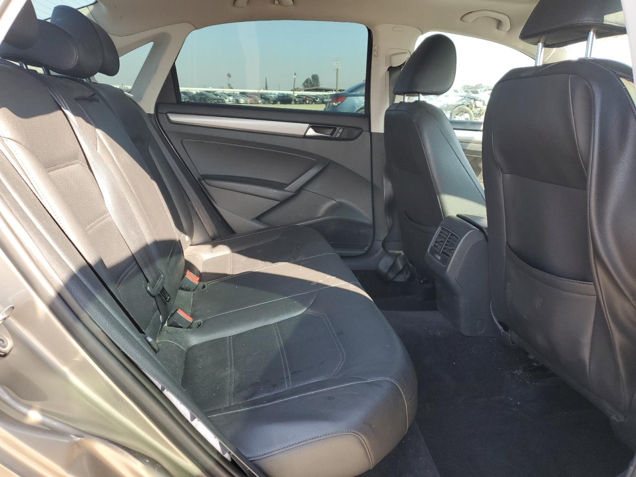 2015 Volkswagen Passat - Image 10