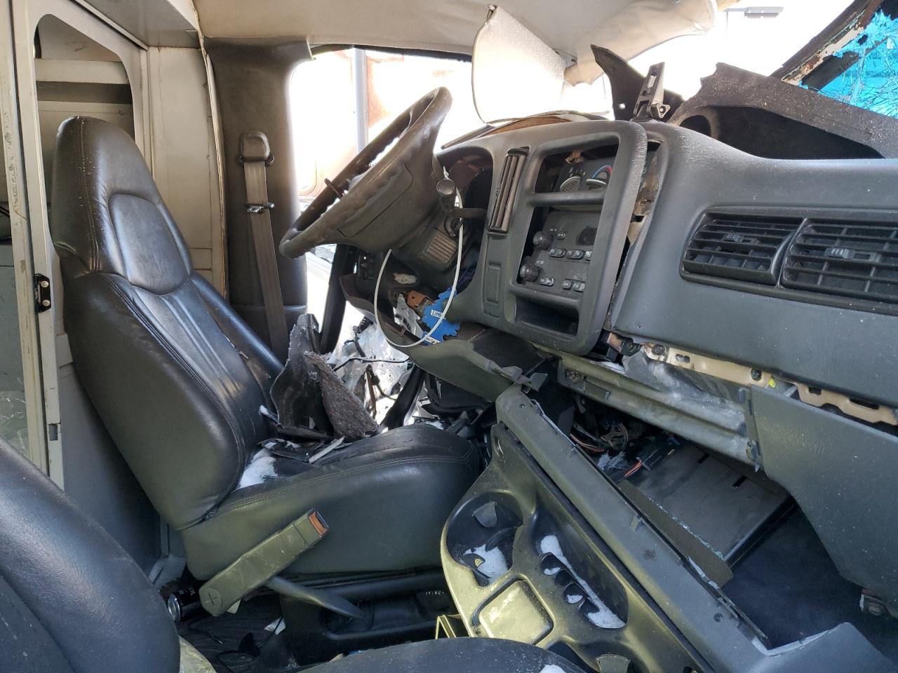 2002 Chevrolet Express - Image 7
