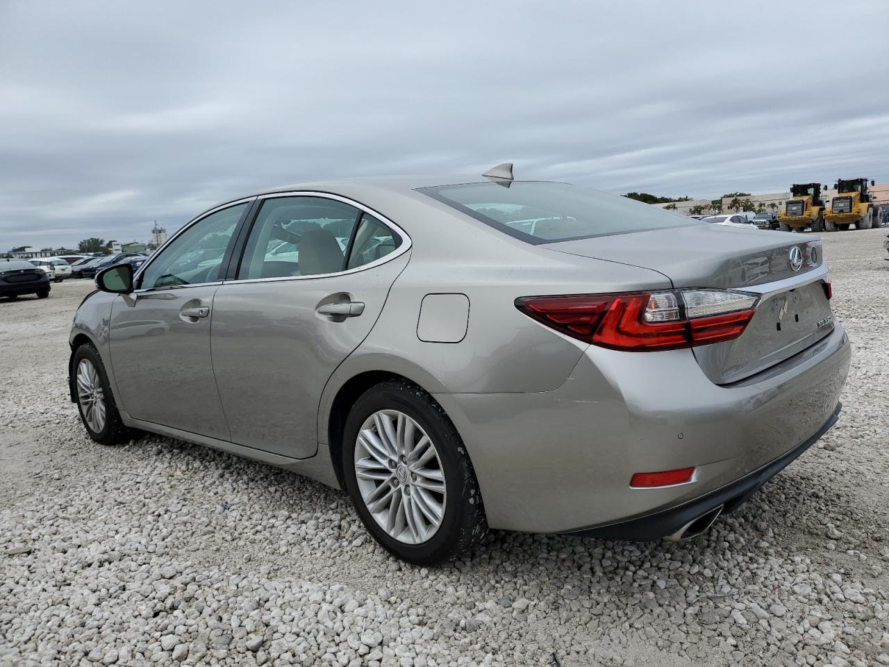 2016 Lexus ES - Image 2