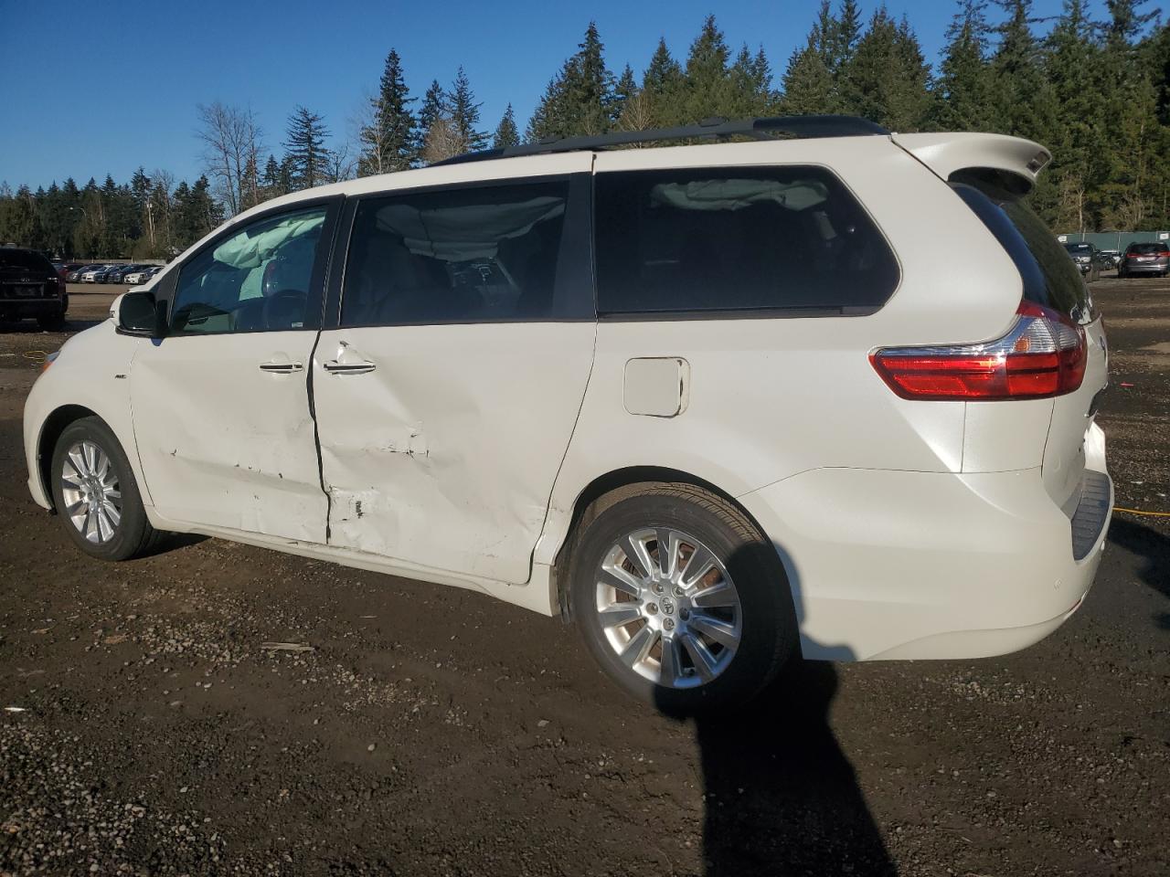 2016 Toyota Sienna - Image 2