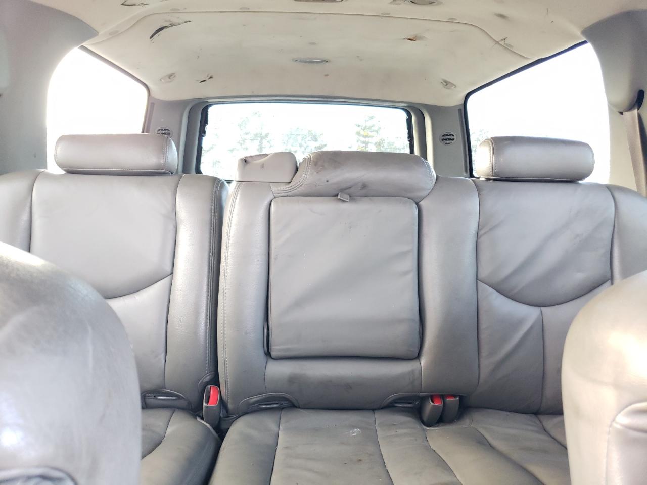 2005 Chevrolet Suburban - Image 10
