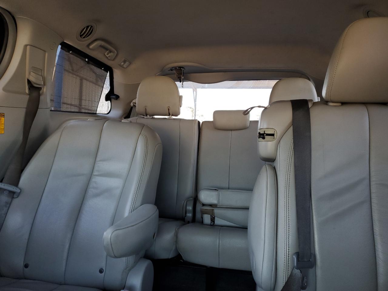 2014 Toyota Sienna - Image 10