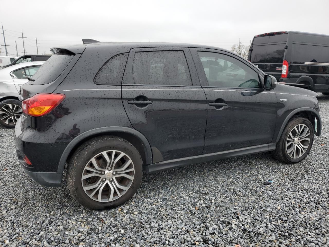 2018 Mitsubishi Outlander - Image 3