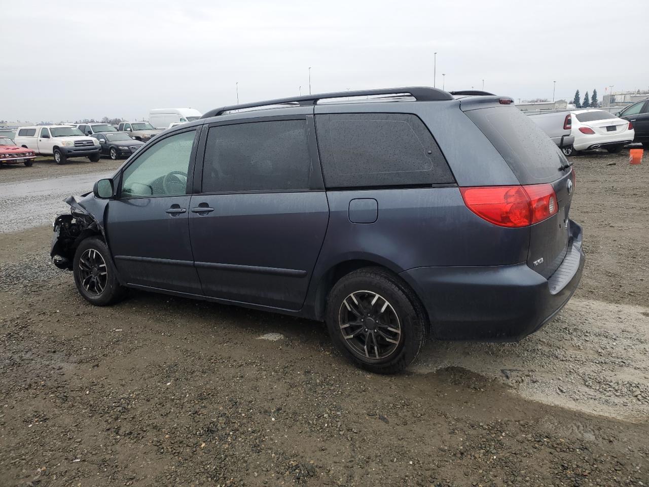 2009 Toyota Sienna - Image 2