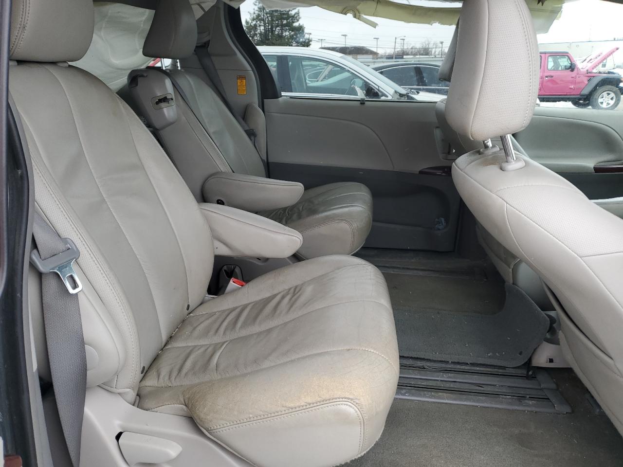 2014 Toyota Sienna - Image 11