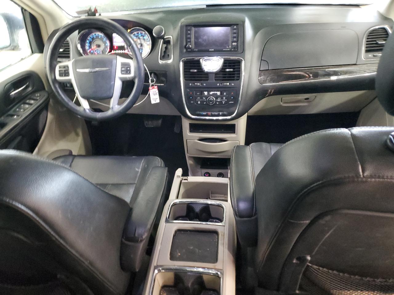 2016 Chrysler Town & Country - Image 8