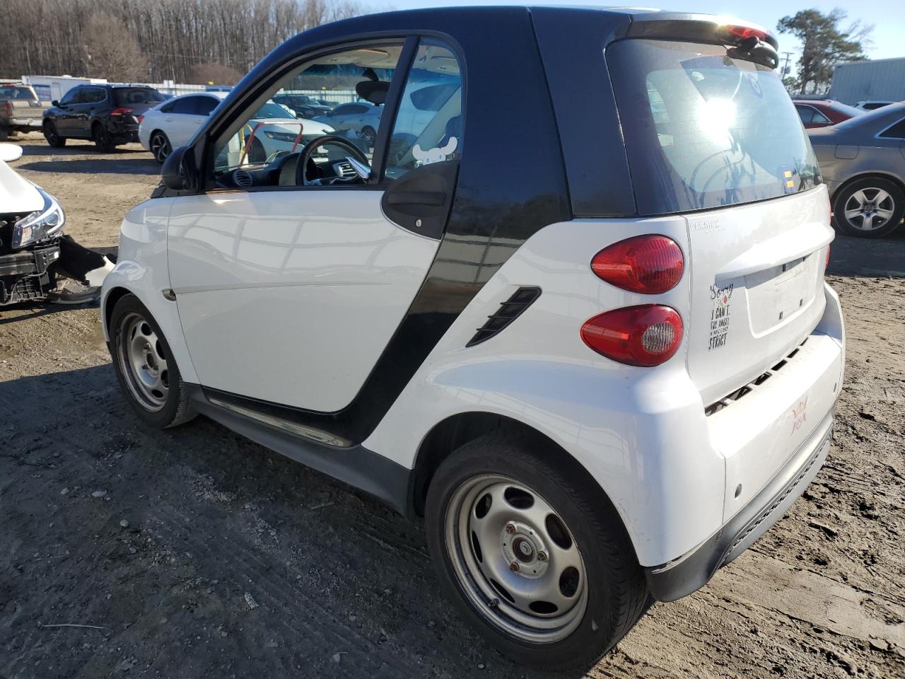 VIN WMEEJ3BA2FK820752 2015 SMART FORTWO no.2