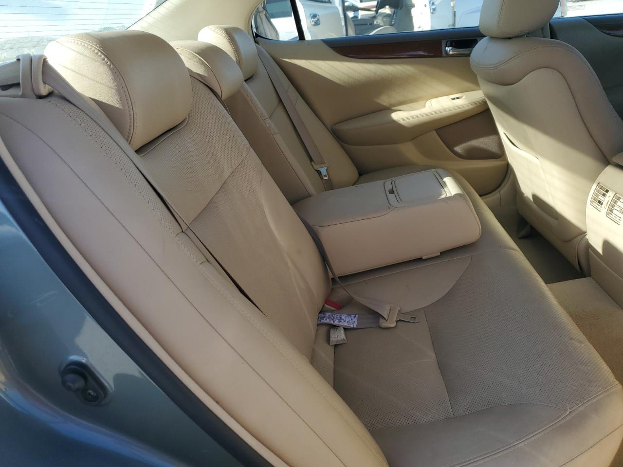2005 Lexus ES - Image 10