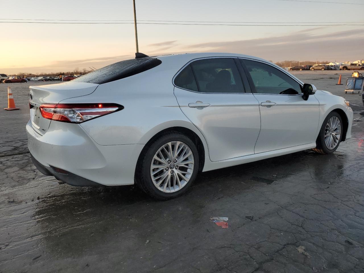 4T1B11HK5JU015696 TOYOTA CAMRY 2018